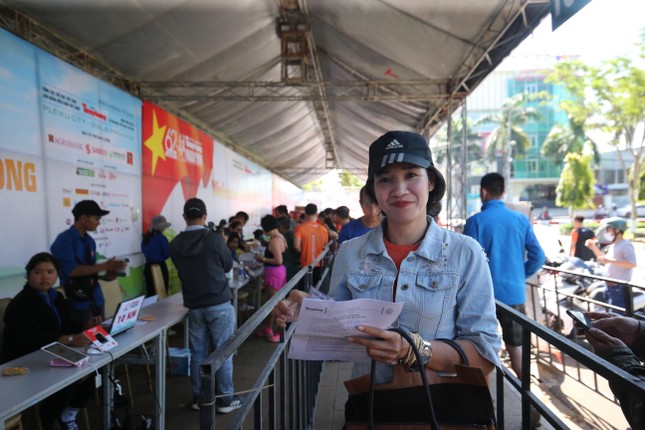 Runner nhận BIB, sẵn sàng tranh tài tại Tiền Phong Marathon ảnh 2
