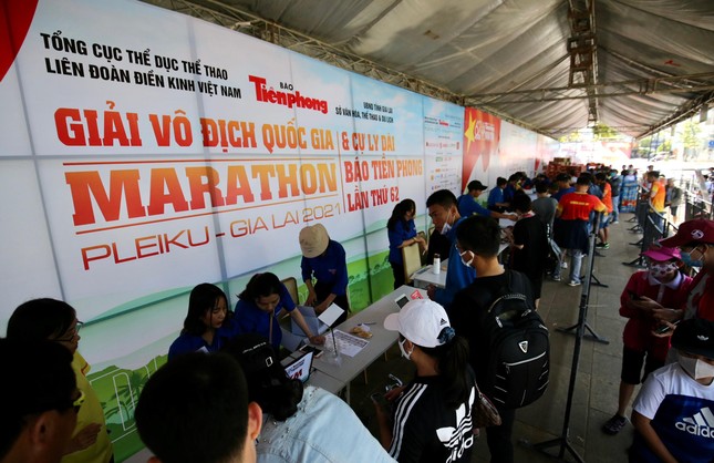 Runner nhận BIB, sẵn sàng tranh tài tại Tiền Phong Marathon ảnh 1