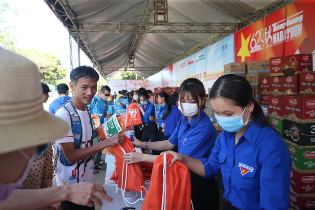 Runner nhận BIB, sẵn sàng tranh tài tại Tiền Phong Marathon ảnh 7
