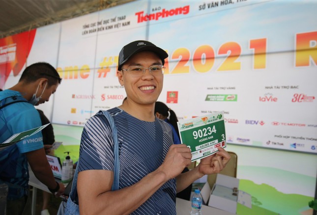Runner nhận BIB, sẵn sàng tranh tài tại Tiền Phong Marathon ảnh 8