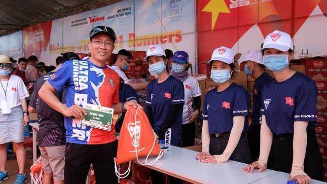 Tiền Phong Marathon 2021: Quảng trường Đại Đoàn Kết sôi động trước giờ G ảnh 9