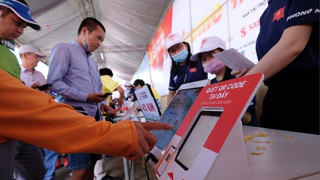 Tiền Phong Marathon 2021: Quảng trường Đại Đoàn Kết sôi động trước giờ G ảnh 17