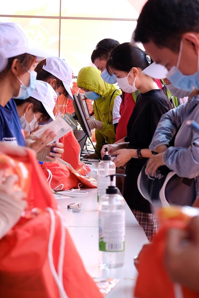 Tiền Phong Marathon 2021: Quảng trường Đại Đoàn Kết sôi động trước giờ G ảnh 3