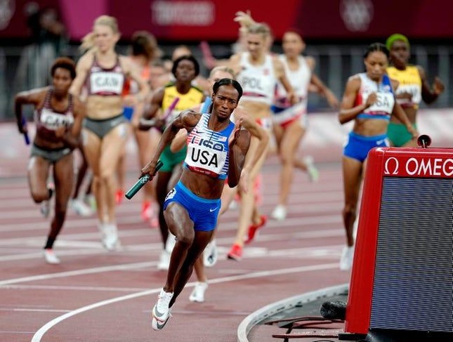 Dàn sao điền kinh giúp Mỹ thống trị đường chạy tiếp sức 4x400m nữ Olympic ảnh 1