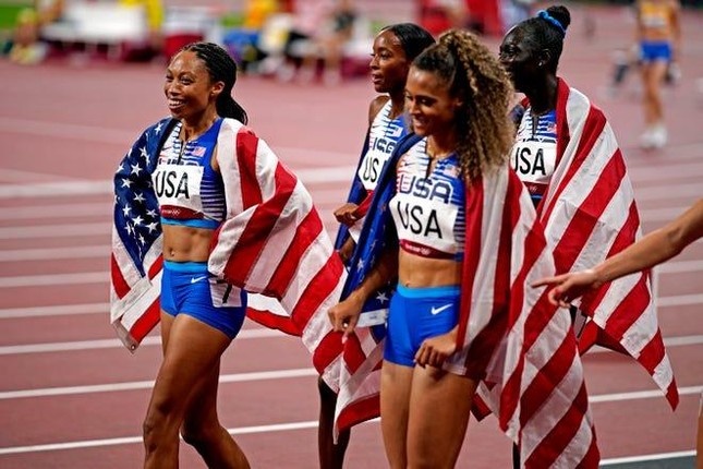 Dàn sao điền kinh giúp Mỹ thống trị đường chạy tiếp sức 4x400m nữ Olympic ảnh 4