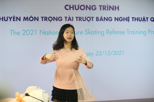 'Cặp đôi vàng' Minh Sang- Thu Hà thử sức làm trọng tài… trượt băng nghệ thuật ảnh 1