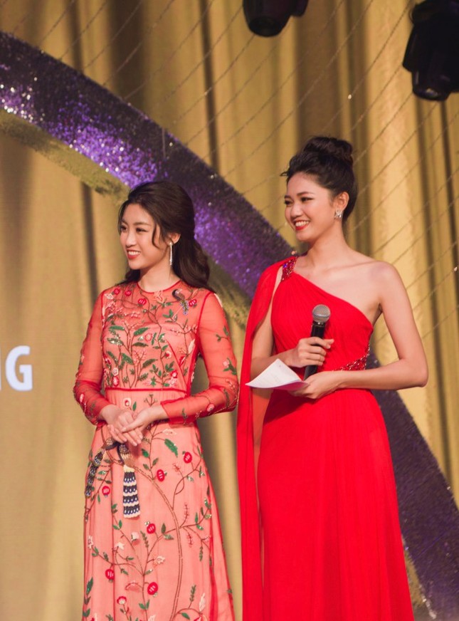 Á hậu Thanh Tú đầm đỏ lệch vai gợi cảm, hội ngộ Hoa hậu Đỗ Mỹ Linh ảnh 2