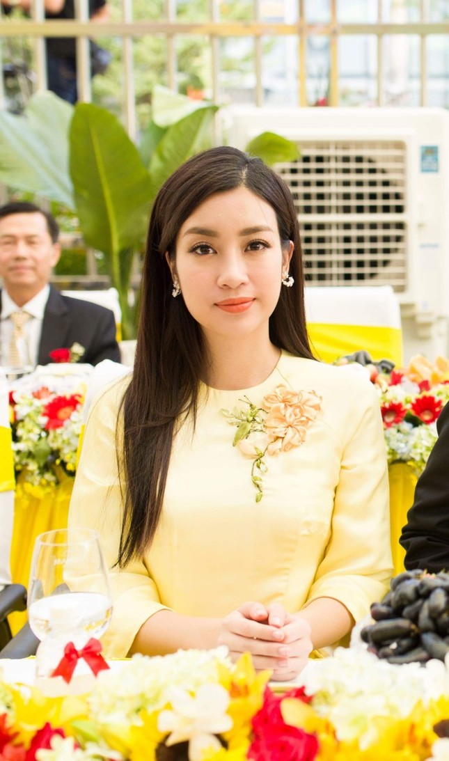 Á hậu Thanh Tú đầm đỏ lệch vai gợi cảm, hội ngộ Hoa hậu Đỗ Mỹ Linh ảnh 9