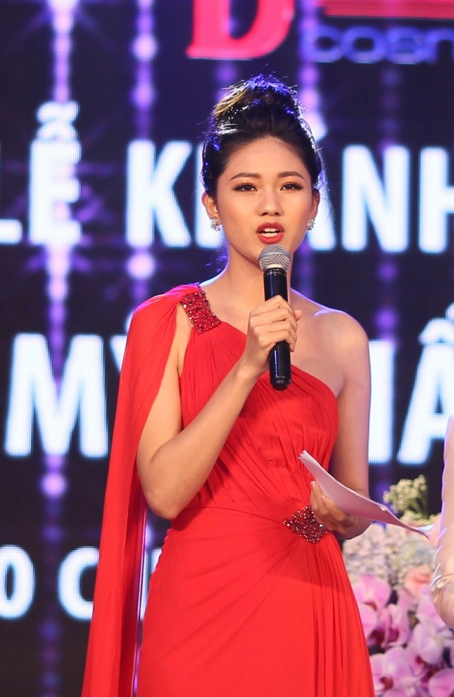 Á hậu Thanh Tú đầm đỏ lệch vai gợi cảm, hội ngộ Hoa hậu Đỗ Mỹ Linh ảnh 4