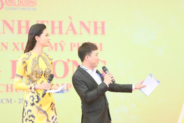 Á hậu Thanh Tú đầm đỏ lệch vai gợi cảm, hội ngộ Hoa hậu Đỗ Mỹ Linh ảnh 7