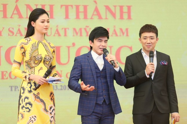 Á hậu Thanh Tú đầm đỏ lệch vai gợi cảm, hội ngộ Hoa hậu Đỗ Mỹ Linh ảnh 8