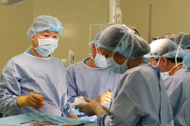 Cắt khối u gan cho bé trai 11 tuổi mà không cần truyền máu ảnh 1