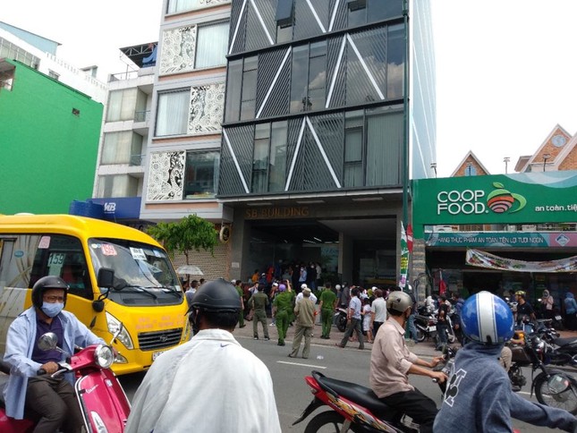 Hàng trăm người 'bao vây' công ty ở Sài Gòn đòi tiền góp vốn ảnh 1