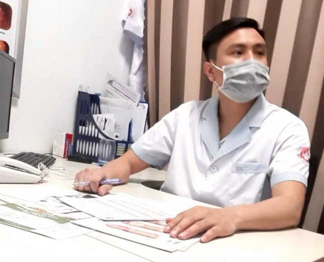 Bác sĩ Bạn không mang bảng tên khi khám bệnh và kê toa thuốc không đúng bệnh bị tước chứng chỉ hành nghề- Ảnh:L.N