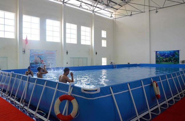 Học sinh hứng thú với bể bơi thông minh ảnh 3