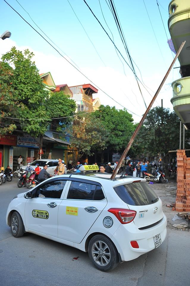 Thanh sắt rơi xuyên thủng taxi, một người chết tại chỗ ảnh 1