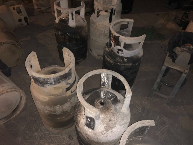 Cận cảnh hàng nghìn vỏ bình gas bị thiêu rụi có dấu hiệu cắt tai, mài vỏ ảnh 3