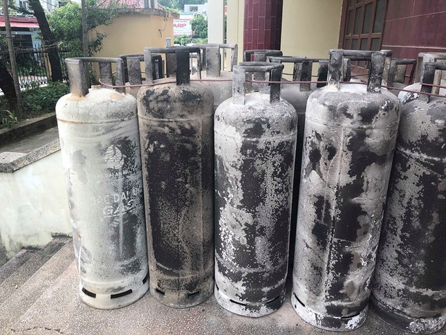 Cận cảnh hàng nghìn vỏ bình gas bị thiêu rụi có dấu hiệu cắt tai, mài vỏ ảnh 1