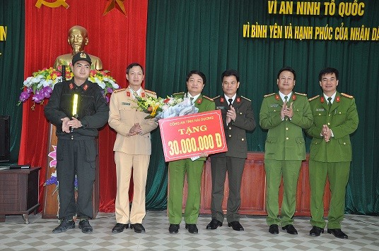 Triệt phá sới bạc trên sông, thu gần 1,5 tỷ đồng ảnh 1