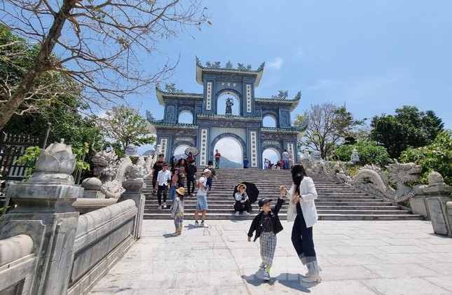 Kéo nhau xuống biển, lên núi trốn nóng ngày lễ ảnh 8