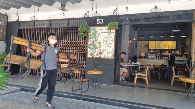 Hàng quán Đà Nẵng 'dọn sạch bách' bàn ghế, treo biển chỉ bán mang về ảnh 1