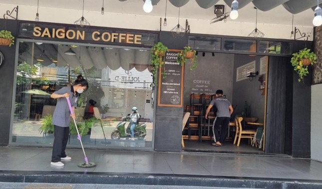 Hàng quán Đà Nẵng 'dọn sạch bách' bàn ghế, treo biển chỉ bán mang về ảnh 8