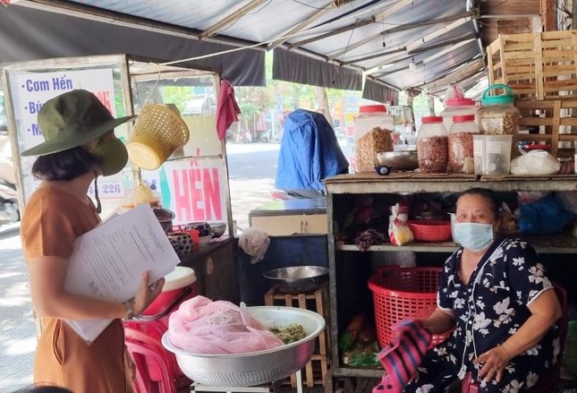 Hàng quán Đà Nẵng 'dọn sạch bách' bàn ghế, treo biển chỉ bán mang về ảnh 9