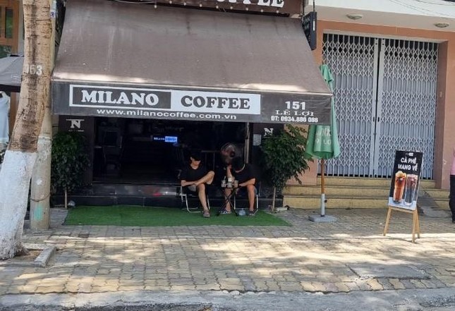 Hàng quán Đà Nẵng 'dọn sạch bách' bàn ghế, treo biển chỉ bán mang về ảnh 4