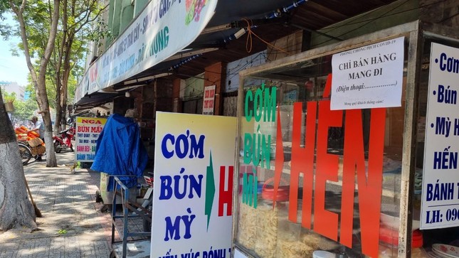 Hàng quán Đà Nẵng 'dọn sạch bách' bàn ghế, treo biển chỉ bán mang về ảnh 2