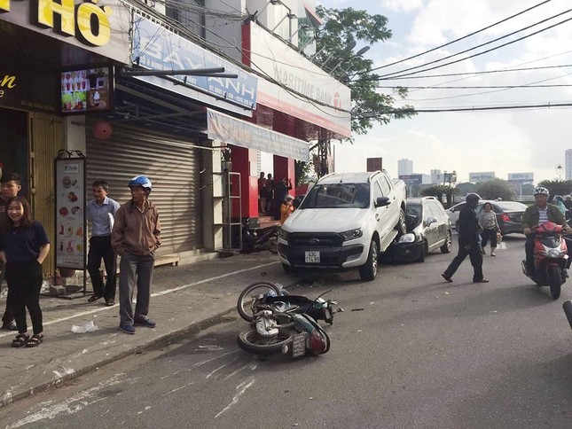Xe bán tải chạy lùi leo lên nắp capo ô tô phía sau ảnh 1