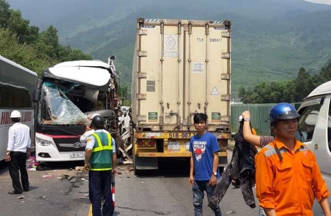 Xe khách đấu đầu container, nhiều du khách nước ngoài bị thương ảnh 1