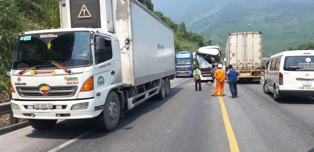 Xe khách đấu đầu container, nhiều du khách nước ngoài bị thương ảnh 2