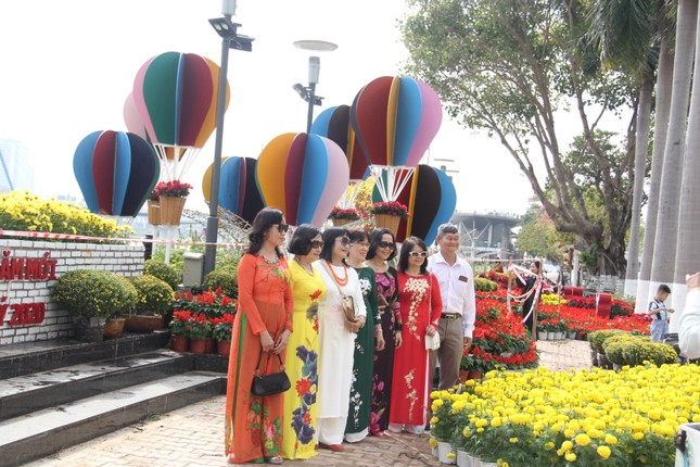 Đường hoa xuân Đà Nẵng hút nhiều ‘hội bạn tóc bạc’ đến sớm ảnh 7