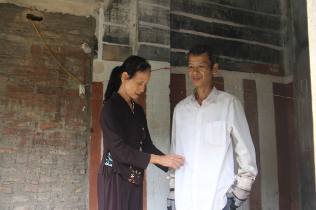 Bà mẹ 73 tuổi nuôi con tâm thần làm đơn xin ra khỏi hộ nghèo ảnh 1