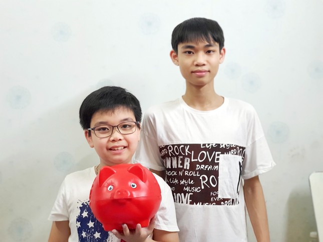 Hai học sinh tặng 10 triệu tiền tiết kiệm chống dịch Covid–19 ảnh 1