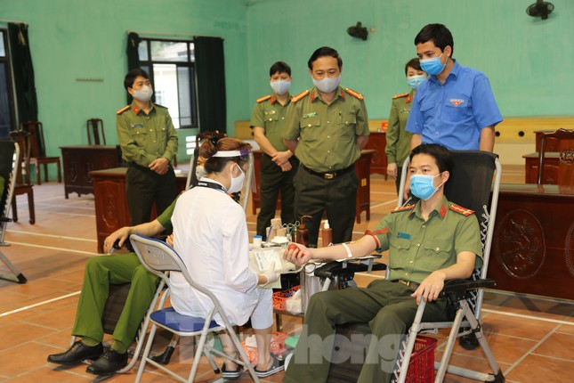 Hơn 200 chiến sĩ Công an tỉnh Bắc Ninh hưởng ướng lời kêu gọi hiến máu cứu người ảnh 1