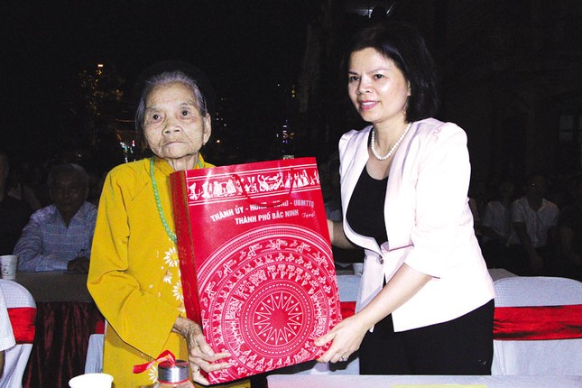 Hơn 1.000 đoàn viên, thanh niên Nha Trang thắp nến tri ân các anh hùng liệt sĩ ảnh 7