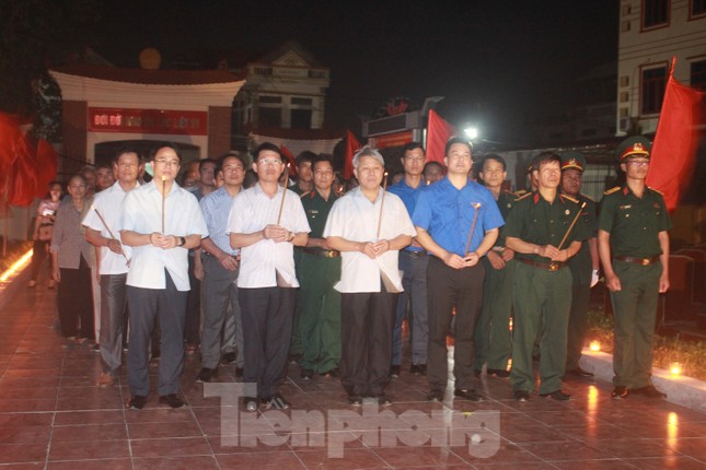 Hơn 1.000 đoàn viên, thanh niên Nha Trang thắp nến tri ân các anh hùng liệt sĩ ảnh 8