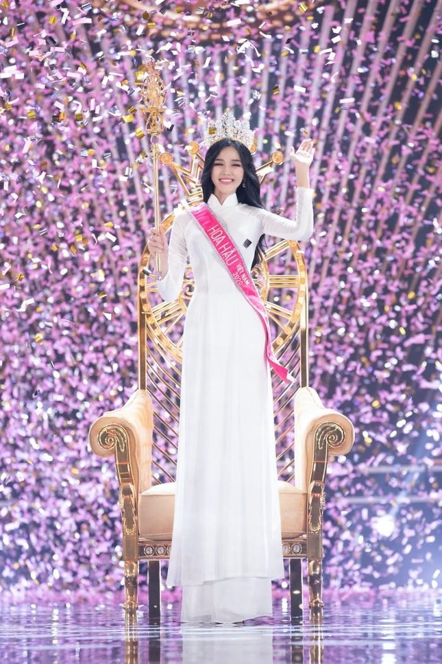 Hoa hậu Đỗ Thị Hà là nàng hậu có hành trình đương nhiệm vất vả nhất của showbiz Việt? ảnh 1