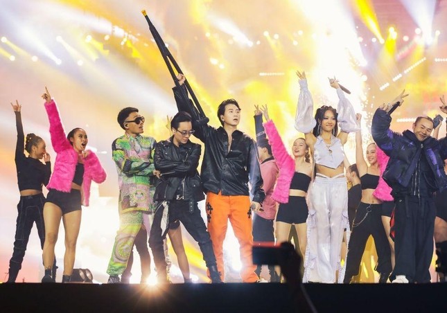 Rap Việt Concert "bùng nổ" với 45 tiết mục, MC Thành Cry "bắn rap" cực sung cùng Rhymastic ảnh 5