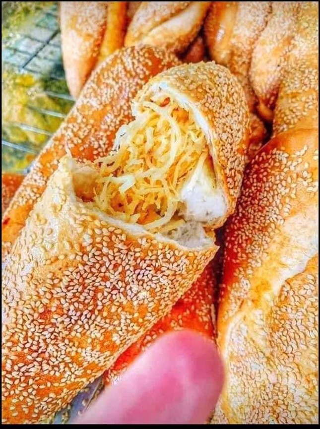 Món bánh mì dừa đang là "hot trend" bị dân mạng chê tơi bời, chất lượng khác xa quảng cáo? ảnh 6