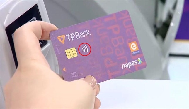 Cách rút tiền, thanh toán bằng thẻ ATM gắn chip nhanh chóng trong 30 giây, bạn biết chưa? ảnh 2