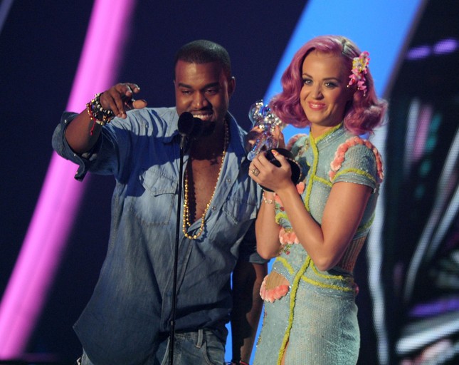 Katy Perry tiễn thẳng bản hit “E.T” kết hợp cùng Kanye West ra “chuồng gà” vì Taylor Swift ảnh 1