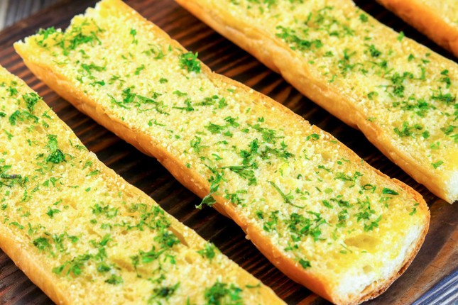 Học lỏm ngay công thức tự làm bánh mì bơ tỏi phô mai Hàn Quốc đang "hot" xình xịch ảnh 1