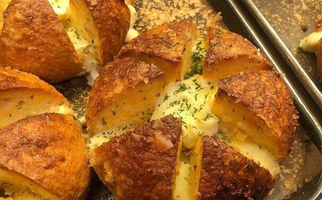 Học lỏm ngay công thức tự làm bánh mì bơ tỏi phô mai Hàn Quốc đang "hot" xình xịch ảnh 3