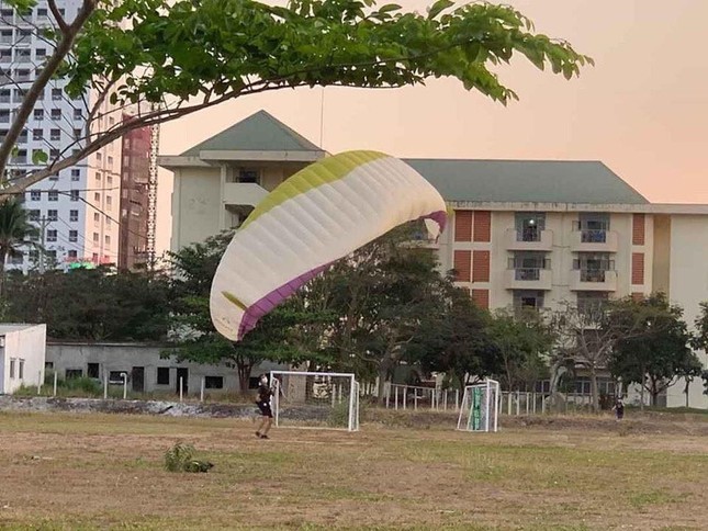Nhảy dù hạ cánh trúng... khu cách ly - 1001 chuyện dở khóc dở cười mùa dịch ảnh 1