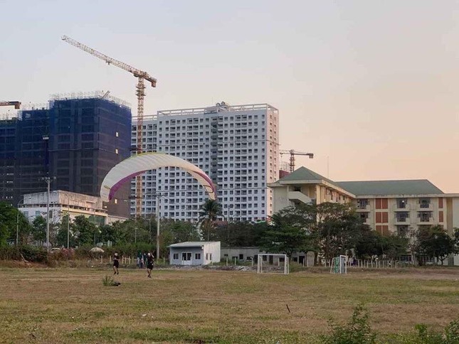 Nhảy dù hạ cánh trúng... khu cách ly - 1001 chuyện dở khóc dở cười mùa dịch ảnh 2