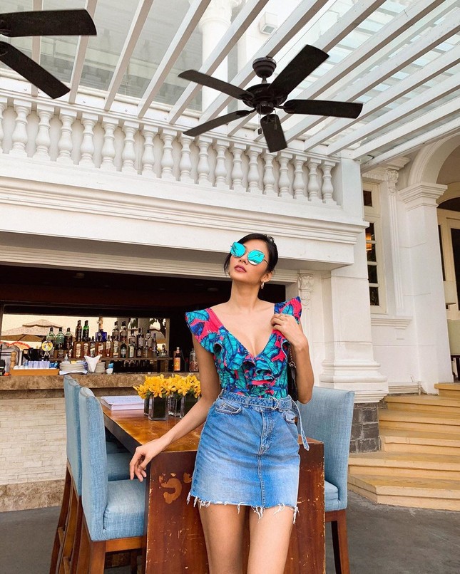 Chọn crop-top khoe eo thon như Ngọc Trinh hay váy jeans năng động giống Hoàng Thùy? ảnh 7