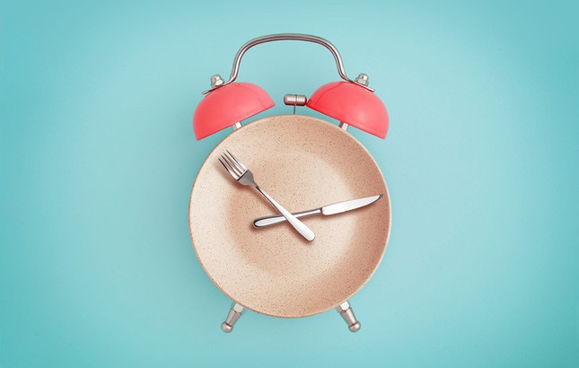 “Nhịn ăn theo giờ” (Intermittent Fasting) - ngôi sao hi vọng mới cho vòng eo “bánh mì“? ảnh 1