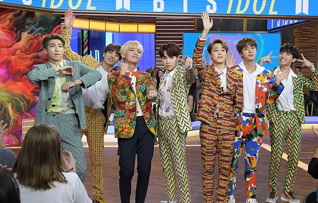 Ngoài BTS ra, chắc không ai dám mặc những trang phục “kì dị” này đâu nhỉ! ảnh 6
